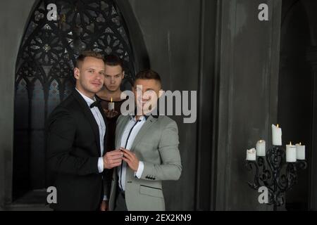 Jeune heureux gay couple se marient dans l'église. Amour et romance. Des hommes séduisant. Banque D'Images