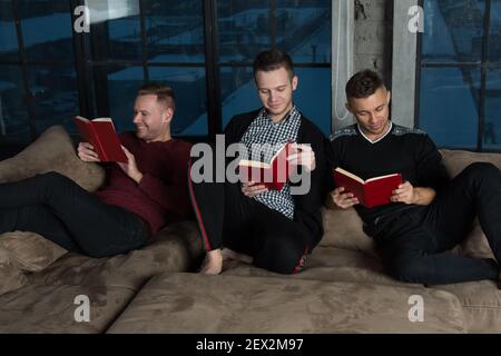 Les meilleurs amis s'amusent et se détendent à la maison. Banque D'Images