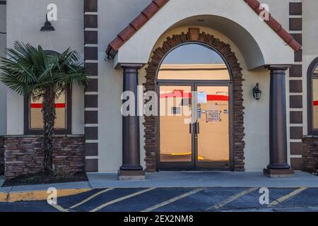 Augusta, GA USA - 01 30 21 : panneaux du restaurant mexicain Monterey à l'entrée pour le drive pendant la pandémie Covid-19 Banque D'Images