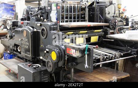 Heidelberg machine à imprimer des cylindres et à découper des matrices. Angle différent et proche des pièces. Banque D'Images