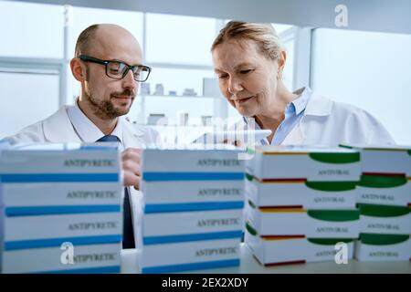 collègues pharmaciens discutant de l'offre de nouveaux médicaments.
