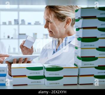 le personnel de la pharmacie discute du nouveau médicament. photo avec un espace de copie.