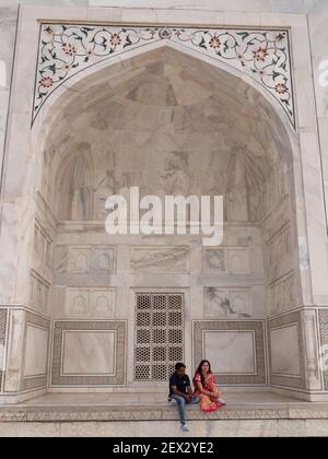 AGRA, INDE - MARS, 26, 2019: Un couple indien s'assoir et se reposer devant le taj mahal Banque D'Images