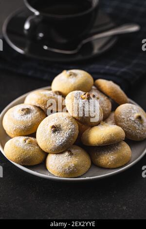 Biscuits à la crème au chocolat. Biscuits sucrés sur une assiette. Banque D'Images