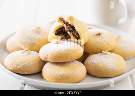 Biscuits à la crème au chocolat. Biscuits sucrés sur une assiette. Banque D'Images