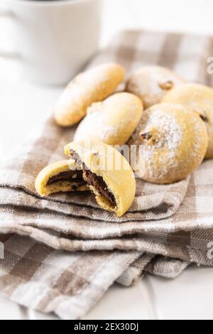 Biscuits à la crème au chocolat. Biscuits sucrés sur une serviette à carreaux. Banque D'Images