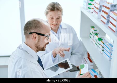 pharmaciens souriants discutant d'un nouveau lot de médicaments . Banque D'Images