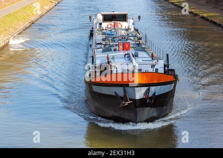 Barge naviguant sur le canal Herentals-Bocholt dans les environs de Lommel Banque D'Images