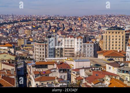 Istanbul, Turquie - 2 février 2021 - vue panoramique aérienne des anciens et nouveaux bâtiments du centre d'Istanbul vue depuis la Tour de Galata. Banque D'Images
