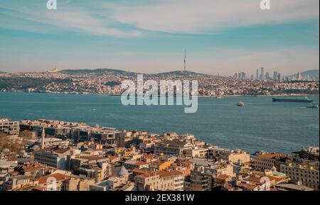 Istanbul, Turquie - 2 février 2021 - magnifique vue panoramique aérienne des gratte-ciels des côtés asiatique et européen d'Istanbul avec le Bosphore S. Banque D'Images