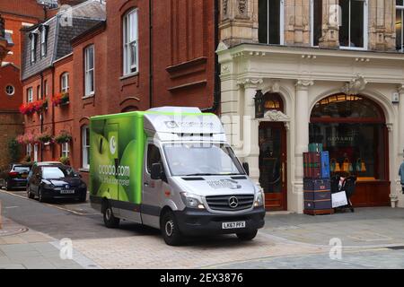 LONDRES, Royaume-Uni - 15 JUILLET 2019 : livraison d'épicerie Ocado Mercedes Sprinter van à Londres, Royaume-Uni. Ocado est un supermarché en ligne britannique uniquement. Banque D'Images