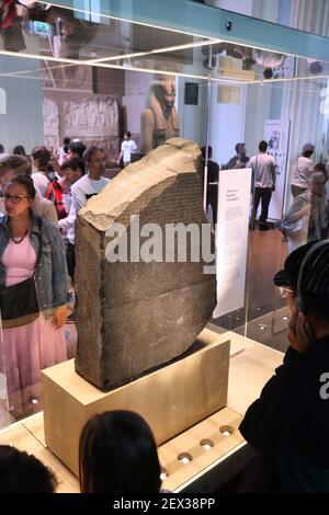 Londres, Royaume-Uni - 14 juillet 2019 : personnes visitent Rosetta Stone dans British Museum, Londres. Le musée a été créé en 1753 et détient environ 8 millions Banque D'Images