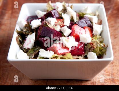 salade de betteraves avec tomate à l'ancienne, concombre et fromage de chèvre Banque D'Images