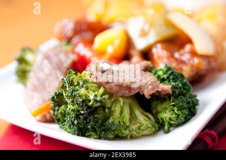 savoureux plats chinois avec du riz frit, du bœuf, du poulet et des légumes frais Banque D'Images