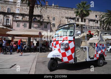 SPLIT, CROATIE - 20 juillet 2019: Bizarre tour de ville trike moto taxi à Split. La Croatie comptait 18.4 millions de visiteurs touristiques en 2018. Banque D'Images