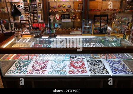 SPLIT, CROATIE - 20 JUILLET 2019: Bijoux de corail au marché de souvenirs souterrain sous le palais de Dioclétien à Split. La Croatie avait 18.4 millions de visi touristiques Banque D'Images