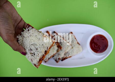 Pizza Farali à base de farine à jeun mangée au cours de la jeûne indienne avec des ingrédients à jeun nappés de fromage. Pizza indienne à base dure.PI. Tenue féminine Banque D'Images