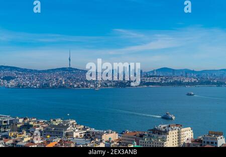 Istanbul, Turquie - 31 janvier 2021 - vue panoramique d'un ferry et de mouettes sur le Bosporus avec le côté asiatique d'Istanbul en arrière-plan Banque D'Images