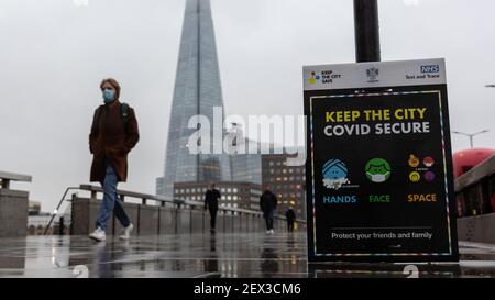 Londres, Angleterre, mars 4 2021. Les navetteurs traversent le London Bridge en début de matinée tandis que la ville se réveille à la brume épaisse et à la pluie dans le cadre d'un confinement permanent du coronavirus. Credit: Dominika Zarzycka/Alay Live News Banque D'Images