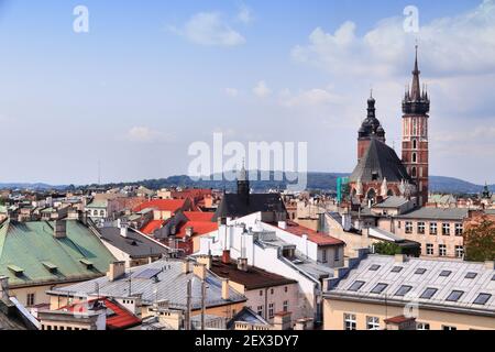 La ville de Cracovie en Pologne. Cityscape avec Abri international et la basilique Sainte-Marie. Banque D'Images