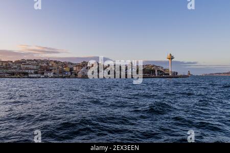 Istanbul, Turquie - 9 février 2021 - magnifique vue panoramique sur la région d'Üsküdar du côté asiatique au lever du soleil Banque D'Images