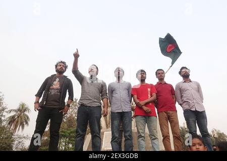 Dhaka, Bangladesh. 03ème mars 2021. Des étudiants militants de gauche ont organisé une protestation et une procession au flambeau au TSC de Dhaka pour demander au juge d'avoir tué l'écrivain Mushtaq en prison, ils ont également exigé la libération des étudiants dirigeants détenus et l'abrogation de la loi sur la sécurité numérique. Le cortège est passé de TSC à Shahbag, a fait de nouveau le tour de Doel Chattar et s'est terminé à TSC.Dhaka 3 mars 2021 (photo de MD Saisful Amin/Pacific Press) Credit: Pacific Press Media production Corp./Alay Live News Banque D'Images