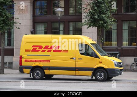 STOCKHOLM, SUÈDE - 23 AOÛT 2018 : minibus de livraison DHL à Stockholm. DHL fait partie du service de courrier national allemand - Deutsche Post. Banque D'Images