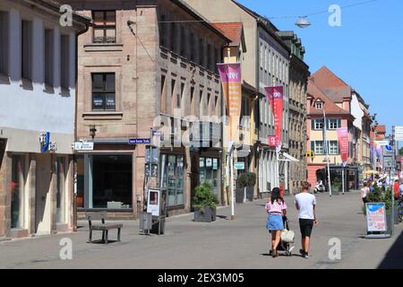 ERLANGEN, ALLEMAGNE - 6 MAI 2018 : les gens visitent une rue commerçante à Erlangen, Allemagne. Erlangen est une ville importante de la région métropolitaine de Nuremberg ( Banque D'Images