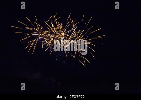 Avec fond bleu et or Firework avec de l'espace libre pour le texte. Banque D'Images