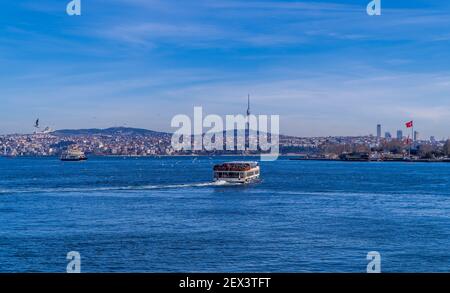 Istanbul, Turquie - 31 janvier 2021 - vue panoramique d'un ferry et de mouettes sur le Bosporus avec le côté asiatique d'Istanbul en arrière-plan Banque D'Images