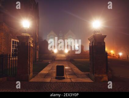 Harrow on the Hill, vieux village de Harrow Hill dans une nuit brumeuse, Grand Londres, Angleterre Banque D'Images