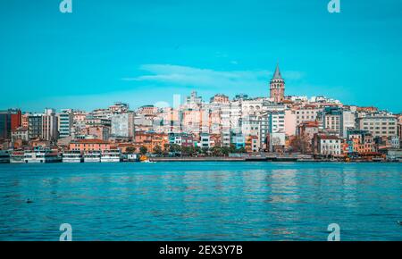 Istanbul, Turquie - 31 janvier 2021 - vue imprenable sur la région de Galata avec la Tour de Galata vue depuis le pont de Galata Banque D'Images