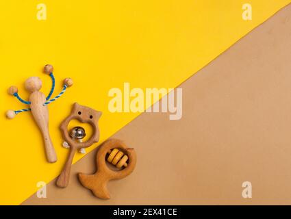 Jouets en bois, hochets et anneaux de dentition pour enfants. Copier l'espace. Banque D'Images