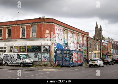Un édifice couvert de graffiti sur le chemin Newfoundland, dans la région de St Paul, dans la ville de Bristol, au Royaume-Uni Banque D'Images