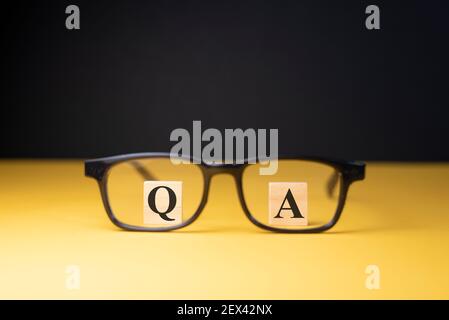 Q et UN alphabet à travers un verre de vue. Concept de questions et réponses Banque D'Images