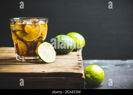 Cocktail Cuba libre avec cola et citron vert. Mise au point sélective. Banque D'Images