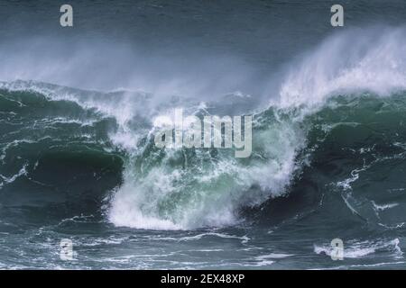 Une vague sauvage se brisant sur le récif de Cribbar au large de Towan Head à Newquay, dans les Cornouailles.