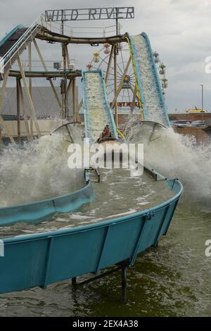 Skegness, Lincolnshire, Angleterre. Août 2019. Mère et jeune fils appréciant les rapides de la « Wild River », promenade en rondins. Banque D'Images