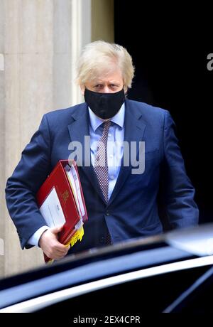 Le Premier ministre britannique Boris Johnson quitte le 10 Downing Street pour les questions du Premier ministre le jour du budget, le 3 mars 2021 Banque D'Images