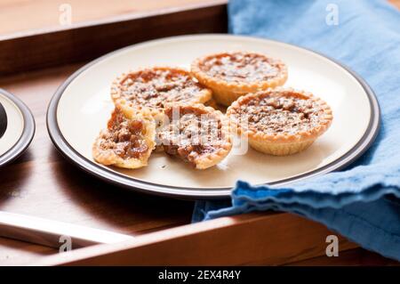 délicieux tartes au beurre avec des raisins secs et une croûte feuilletée Banque D'Images