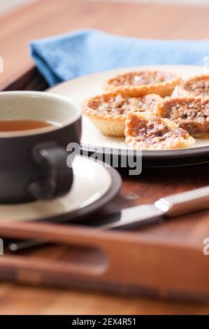 délicieux tartes au beurre avec des raisins secs et une croûte feuilletée Banque D'Images