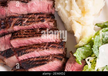 tranche de steak de bœuf rare avec salade césar et purée de pommes de terre Banque D'Images