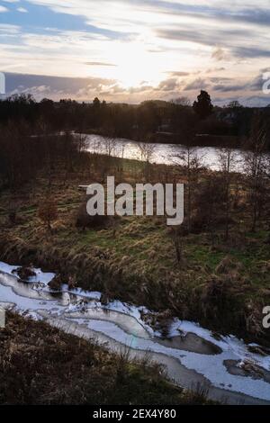 L'île dans le Tweed, Kelso, Écosse a appelé Wooden Anna (le bois est un lieu, Anna signifie l'île dans la rivière). Communauté boisé planté sur la zone d'inondation avec Banque D'Images