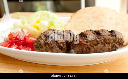 Boulettes de viande grecques ou kéftethes avec tzatziki, salade et salsa avec pain plat fait maison Banque D'Images