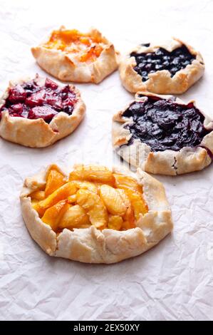 Les galettes avec pêche abricot bio fraise bluebberry Banque D'Images