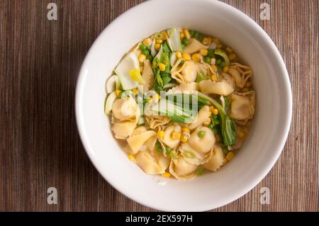 soupe tortellini au poulet et au fromage avec légumes Banque D'Images