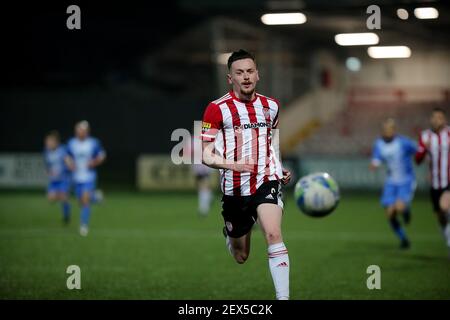 Regardez le ballon, DAVID PARKHOUSE (Derry City) lors d'un montage pré-saison entre Derry City et Finn Harps Banque D'Images