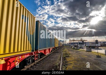 Les conteneurs arrivent en train au terminal intermodal de Logport, dit, Duisburg, qui fait partie de la nouvelle route de la soie, de la Chine à Duisburg-Rheinhausen, NRW, Germ Banque D'Images