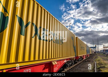 Les conteneurs arrivent en train au terminal intermodal de Logport, dit, Duisburg, qui fait partie de la nouvelle route de la soie, de la Chine à Duisburg-Rheinhausen, NRW, Germ Banque D'Images