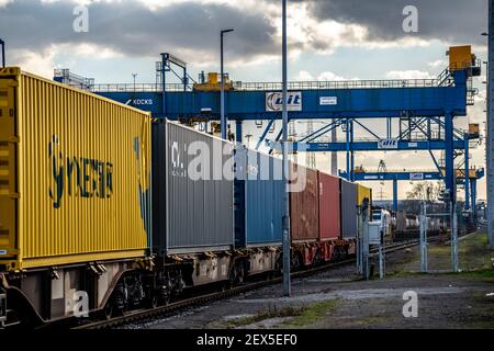 Les conteneurs arrivent en train au terminal intermodal de Logport, dit, Duisburg, qui fait partie de la nouvelle route de la soie, de la Chine à Duisburg-Rheinhausen, NRW, Germ Banque D'Images